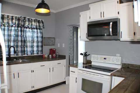 Kitchen - 1408 Exeter Ave, Middlesboro, KY 40965 photo 1 of 3