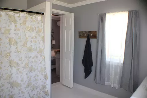 Bath - 1408 Exeter Ave, Middlesboro, KY 40965 photo 1 of 5