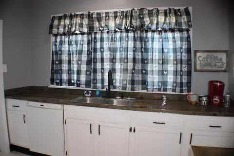 Kitchen - 1408 Exeter Ave, Middlesboro, KY 40965 photo 2 of 3