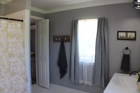 Bath - 1408 Exeter Ave, Middlesboro, KY 40965 photo 2 of 5