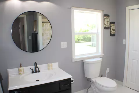 Bath - 1408 Exeter Ave, Middlesboro, KY 40965 photo 3 of 5
