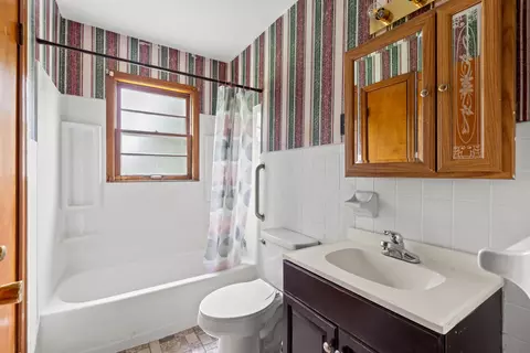 Bath - 1237 E College Ave, Stanton, KY 40380 photo 2 of 2