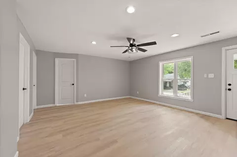 Living - 1018 W 4th St, Corbin, KY 40701 photo 2 of 3