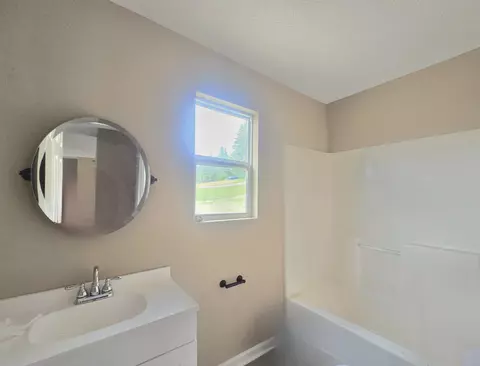 Bath - 2427 Lambert Rd, Berea, KY 40403 photo 2 of 2