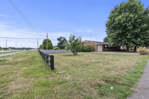 Exterior - 116 Paddock Dr, Versailles, KY 40383 photo 6 of 8