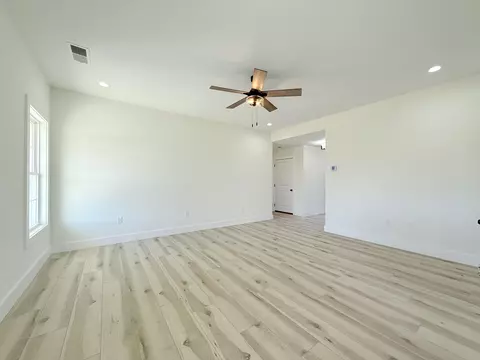 Living - 215 Brook Cv, Berea, KY 40403 photo 2 of 2