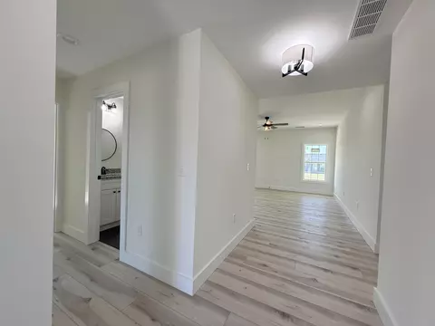 Entry Way - 215 Brook Cv, Berea, KY 40403 photo 1 of 2