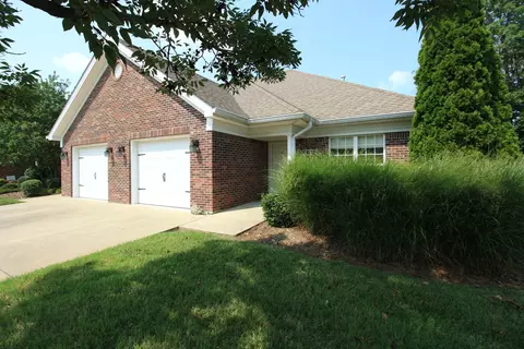 8212 Delta Cir, Louisville, KY 40228