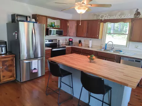 Kitchen - 749 Huff School Rd, Mckee, KY 40447 photo 2 of 2