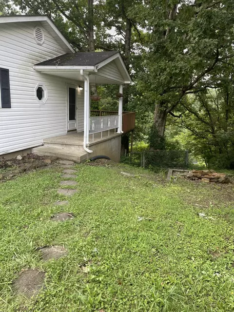 703 Sandhill Rd, Irvine, KY 40336