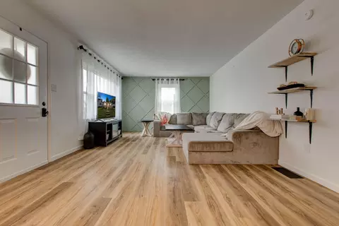 Living - 21 Vine St, Winchester, KY 40391 photo 2 of 3
