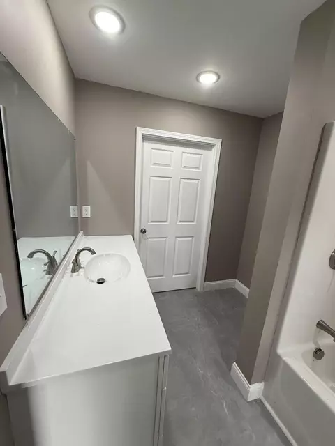 Bath - 34 Broadway Ln, Corbin, KY 40701 photo 2 of 3