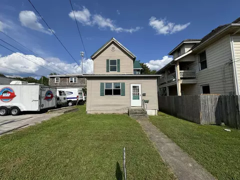 102 S Court St, Irvine, KY 40336