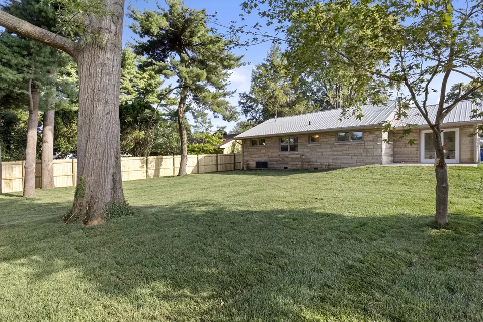 Exterior - 844 Celia Ln, Lexington, KY 40504 photo 7 of 10