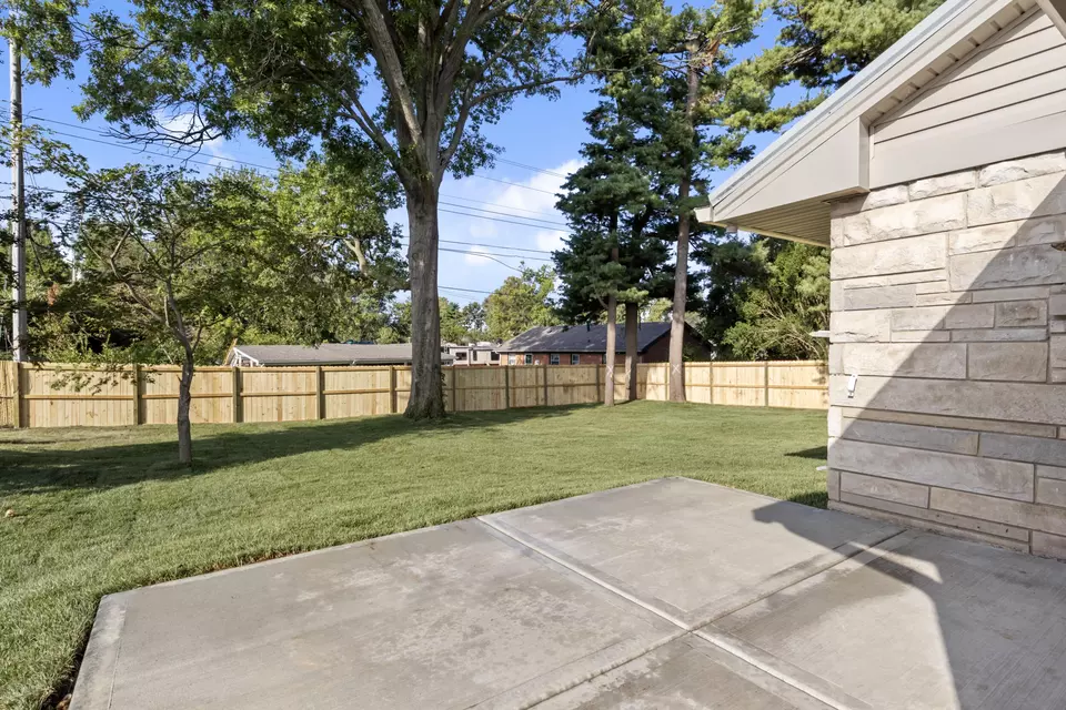 Exterior - 844 Celia Ln, Lexington, KY 40504 photo 6 of 10