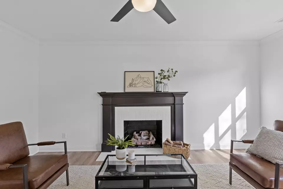 Living - 844 Celia Ln, Lexington, KY 40504 photo 3 of 3