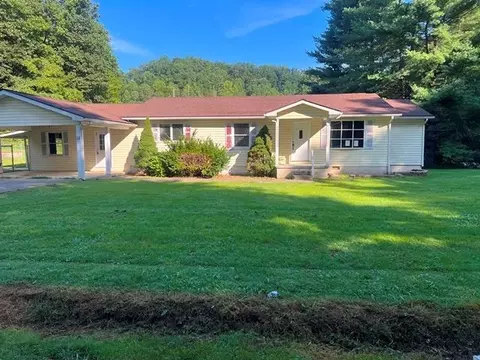 14 Poppy Top Ln, Paintsville, KY 41240