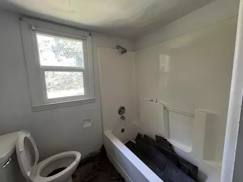 Bath - 128 Hutton Ln, Corbin, KY 40701 photo 3 of 4