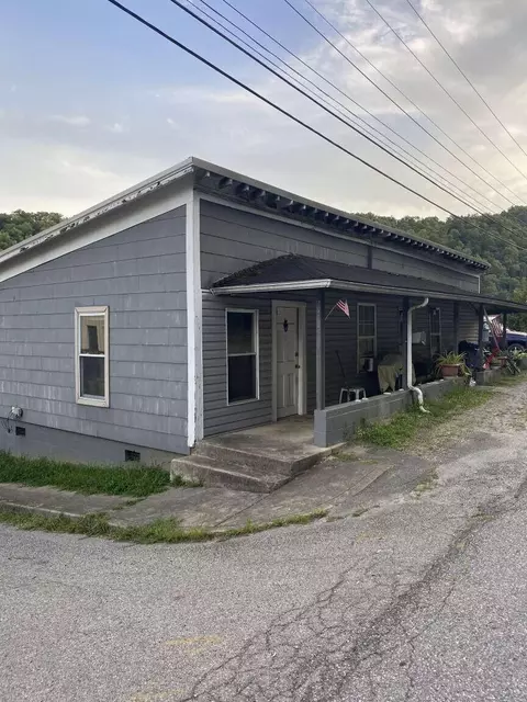 3072 S Lake Dr, Prestonsburg, KY 41653