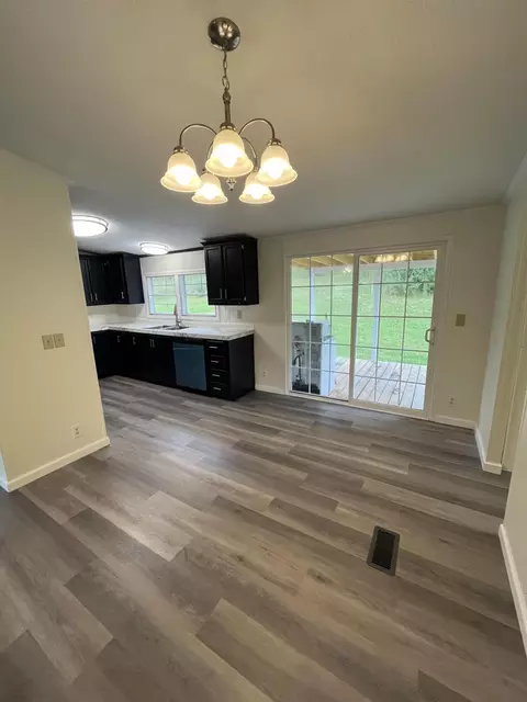 Dining - 124 Beans Fork Rd, Middlesboro, KY 40965 photo 1 of 2