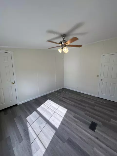 Bedroom - 124 Beans Fork Rd, Middlesboro, KY 40965 photo 3 of 5