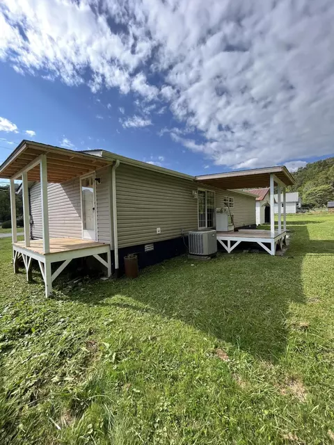 Exterior - 124 Beans Fork Rd, Middlesboro, KY 40965 photo 5 of 6