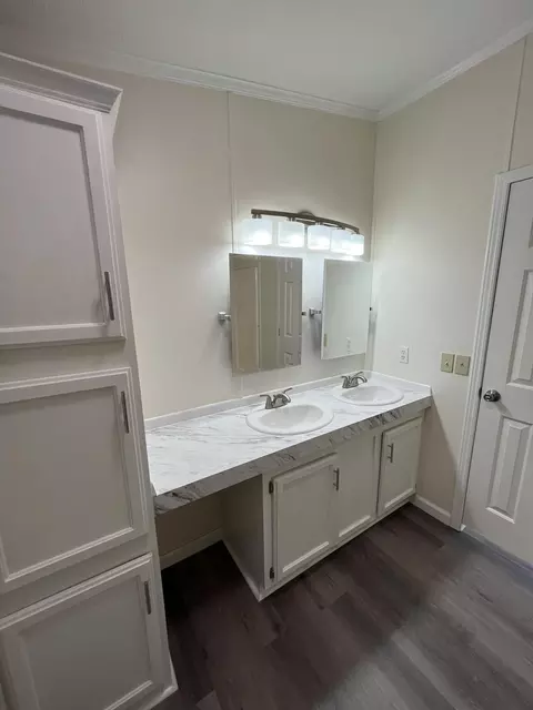 Bath - 124 Beans Fork Rd, Middlesboro, KY 40965 photo 1 of 7