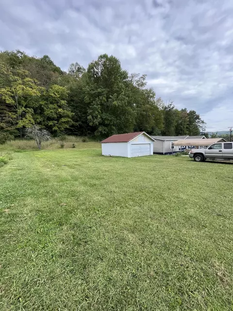 Exterior - 124 Beans Fork Rd, Middlesboro, KY 40965 photo 3 of 6