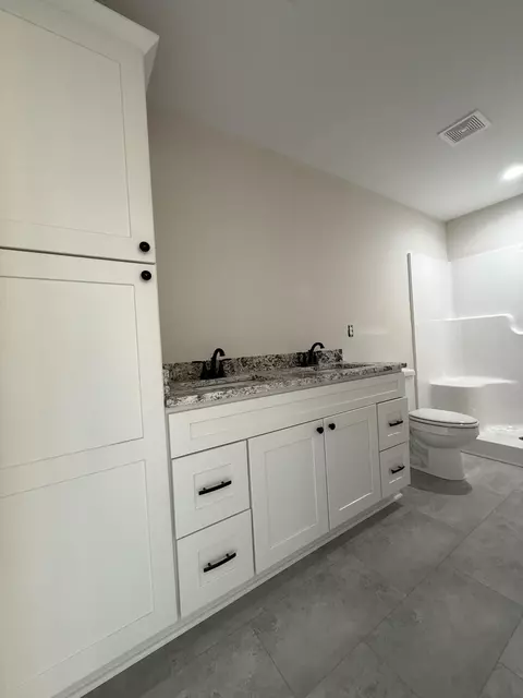 Bath - 252 Brook Cv, Berea, KY 40403 photo 1 of 2