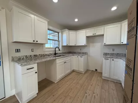 Kitchen - 252 Brook Cv, Berea, KY 40403 photo 2 of 3