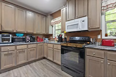 Kitchen - 90 Damy Ln, Campton, KY 41301 photo 2 of 3