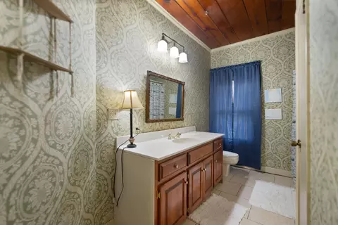 Bath - 280 E Third St, London, KY 40741 photo 1 of 5