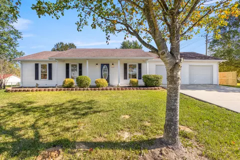 215 Lakeview Dr, Lawrenceburg, KY 40342