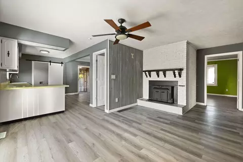 Living - 33 Springfield Cir, Corbin, KY 40701 photo 2 of 10