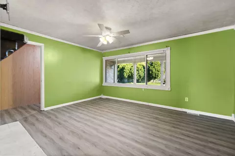 Living - 33 Springfield Cir, Corbin, KY 40701 photo 6 of 10
