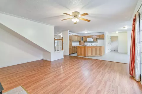 Living - 20 Oak Leaf Ln, Williamsburg, KY 40769 photo 7 of 11