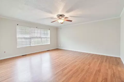 Living - 20 Oak Leaf Ln, Williamsburg, KY 40769 photo 9 of 11