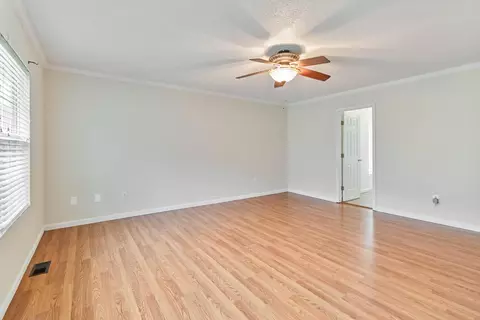 Living - 20 Oak Leaf Ln, Williamsburg, KY 40769 photo 10 of 11