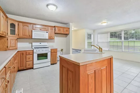 Kitchen - 20 Oak Leaf Ln, Williamsburg, KY 40769 photo 2 of 3