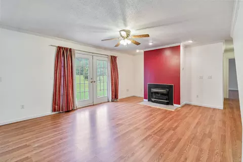 Living - 20 Oak Leaf Ln, Williamsburg, KY 40769 photo 5 of 11
