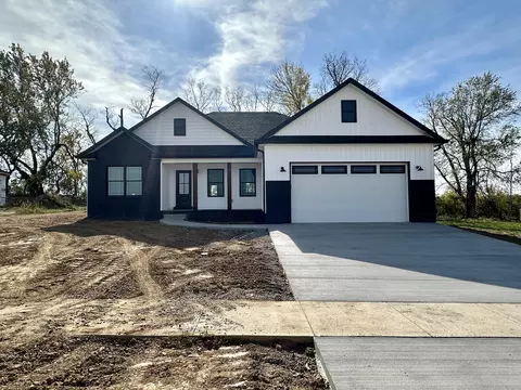 208 Max Cavnes Rd, Danville, KY 40422