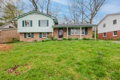 3021 Stanford Dr, Lexington, KY 40517