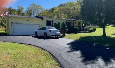 29 Orchid Rd, Hindman, KY 41822