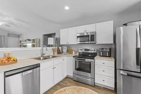 Kitchen - 152 John Davis Dr, Georgetown, KY 40324 photo 2 of 3