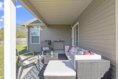 Exterior - 152 John Davis Dr, Georgetown, KY 40324 photo 2 of 5
