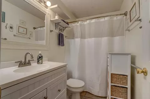 Bath - 247 Marcellus Dr, Berea, KY 40403 photo 3 of 4
