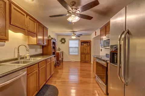 Kitchen - 247 Marcellus Dr, Berea, KY 40403 photo 3 of 7