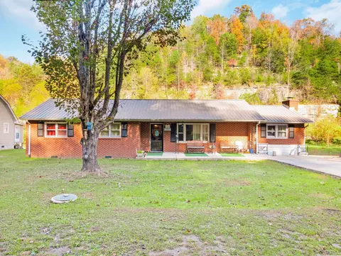 39 S Daniels Crk, Van Lear, KY 41265
