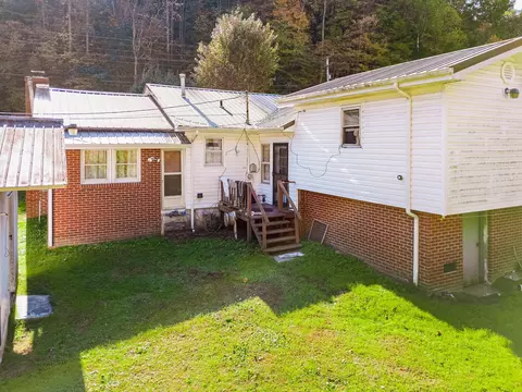 39 S Daniels Crk, Van Lear, KY 41265 photo 12