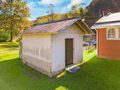 39 S Daniels Crk, Van Lear, KY 41265 photo 14